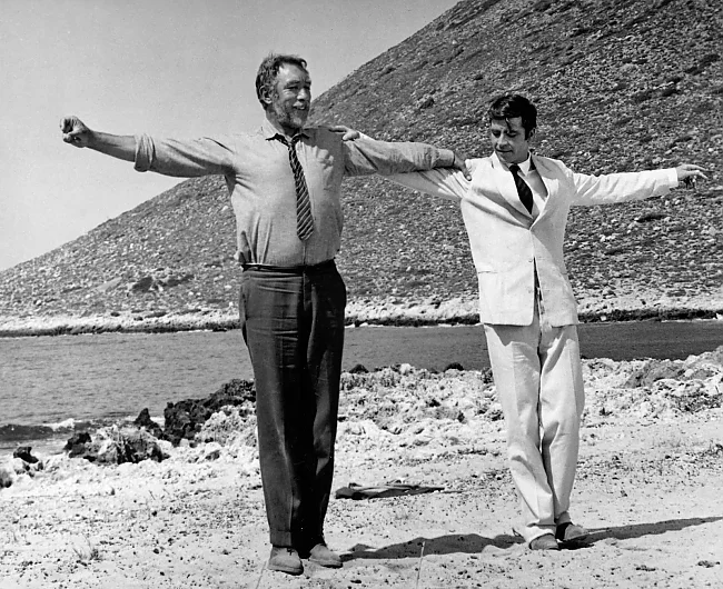 Anthony Quinn (links) als Alexis Sorbas (1964)