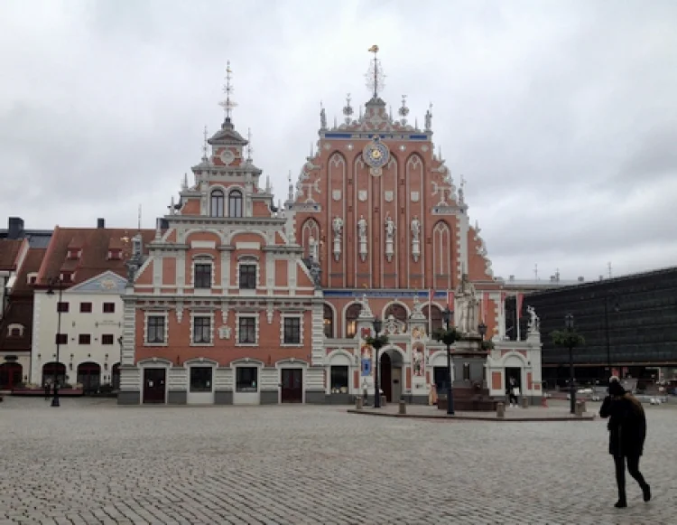 Die Touristeninformation im Schwarzhäupterhaus in der Innenstadt Rigas ist bis auf weiteres geschlossen | © Foto: Line Krom