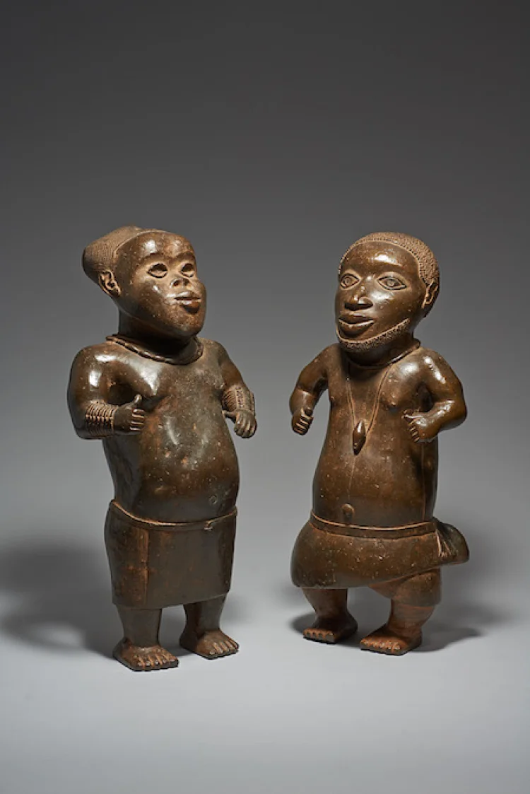 Zwei Hofzwerge, Königtum Benin, Nigeria, 14./15. Jh., Gelbguss  | © Foto: KHM-Museumsverband