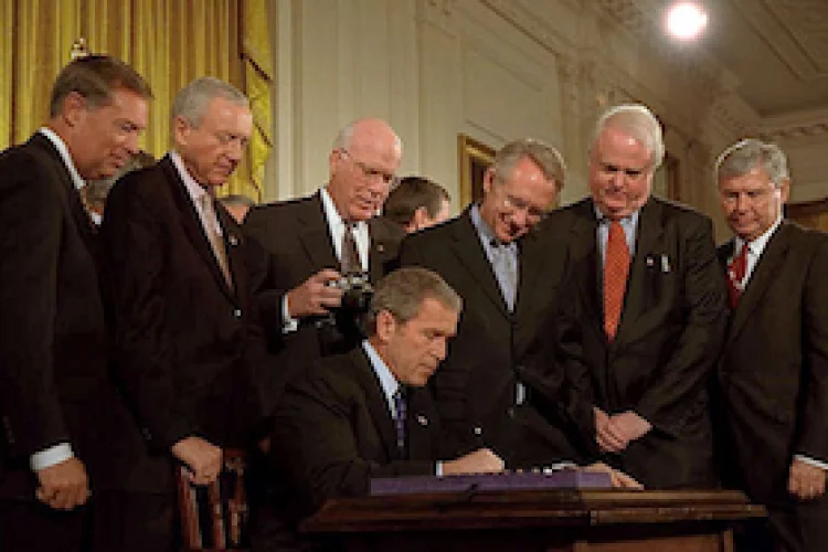 	  US-Präsident George W. Bush unterzeichnet den „Patriot Act“ im Weißen Haus am 26. Oktober 2001  | © Foto: Foto: Eric Draper [Public domain]