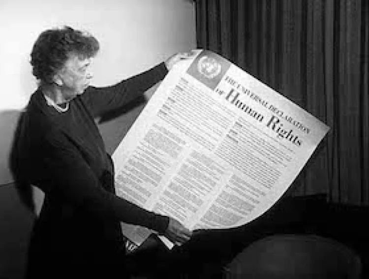 	  Eleanor Roosevelt mit der englischen Fassung der Allgemeinen Erklärung der Menschenrechte  | © Foto: Foto: (1949) http://www.fdrlibrary.marist.edu/photos.html [Public domain]
