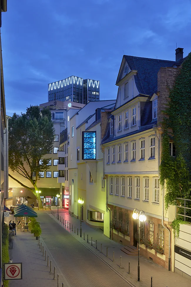 Blick in den Großen Hirschgraben auf das Frankfurter Goethe-Haus und das Deutsche Romantik-Museum  | © Freies Deutsches Hochstift, Foto: Alexander Paul Englert