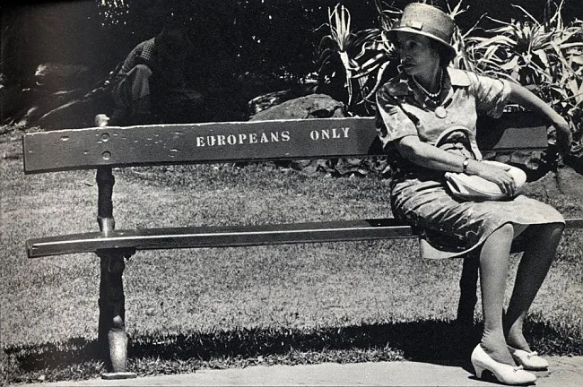 Ernest Cole: Südafrika, 1960er-Jahre. „Segregation signage“ aus dem Kapitel „For Whites Only“  | © Ernest Cole / Magnum Photos