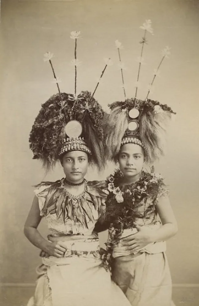 Ausstellung „Samoa – Perle des Pazifiks“ (2013): Zwei Mädchen mit Tuiga-Kopfschmuck, Samoa | © Fotoarchiv, Museum für Völkerkunde Hamburg