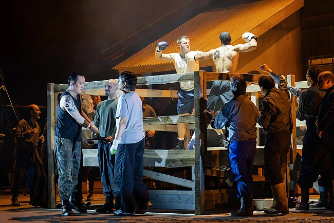 Kihwan Sim (Orbazzano) und Cláudia Ribas (Tancredi) sowie Ensemble | &copy; Monika Rittershaus