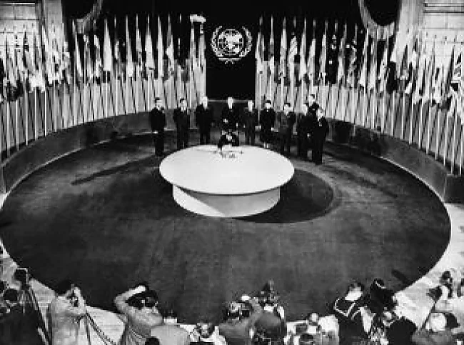 26.06.1945 in San Francisco: Das Bild zeigt die feierliche Unterzeichnung der Charta der Vereinten Nationen durch die chinesische Delegation.  | © wissenmedia, Gütersloh