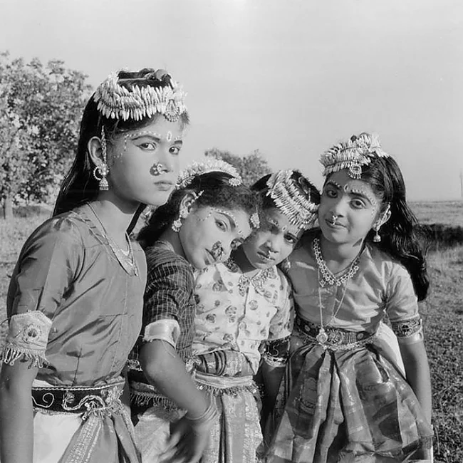 Paul Almasy: Tanzschülerinnen Anupuma, Sakuntaia, Maina, Usha, Indien, 1960, Gelatine Silber Print, 30,5 x 40,5 cm  | © Provenienz Nachlass
