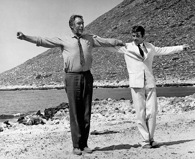 Anthony Quinn (links) als Alexis Sorbas (1964)