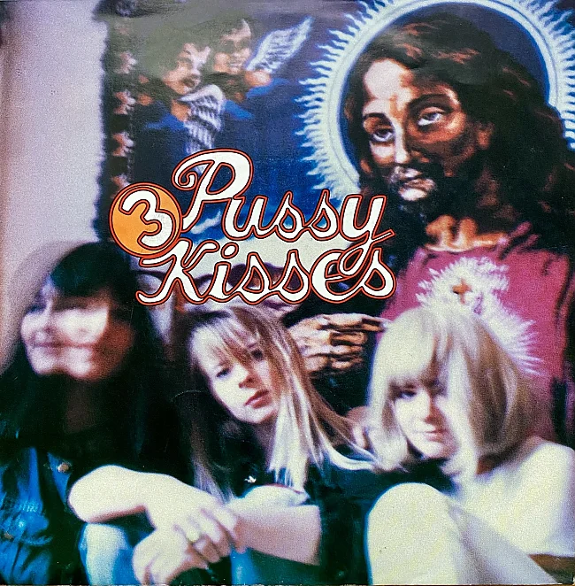 Vorderseite des Covers der Single „3 Pussy Kisses“; v. li. n. re.: BA, AW, AC | © Adorján Kovács
