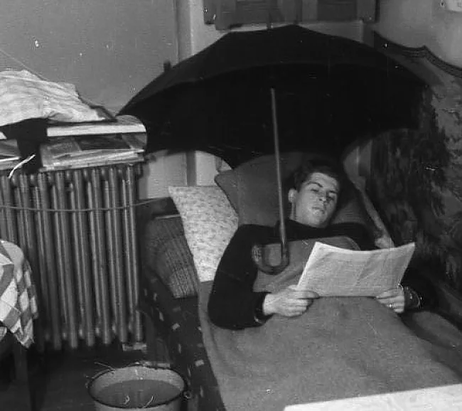 Ein Student in seiner beschädigten Wohnung | © Bundesarchiv, Bild 183 / CC-BY-SA 3.0
