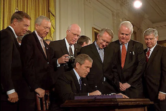 	  US-Präsident George W. Bush unterzeichnet den „Patriot Act“ im Weißen Haus am 26. Oktober 2001  | © Foto: Eric Draper [Public domain]