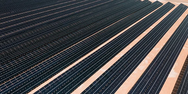 „Solarmodule, ähnlich denen in der Atacama-Wüste in Chile.“ | &copy; K. / Impakter.com