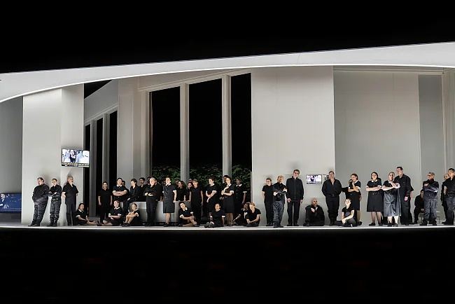 Chor der Oper Frankfurt bei der Premiere von Macbeth | © Monika Ritterhaus