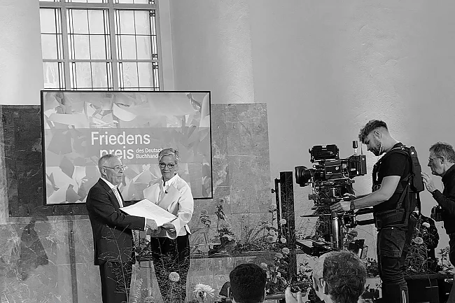 Auf dem Foto: Karl Schlögel (links) und Karin Schmidt-Friedrichs (Vorsteherin des Börsenvereins des Deutschen Buchhandels und Verlegerin) in der Paulskirche bei der Preisverleihung am 19. Oktober 2025 | © Jürgen Bauer