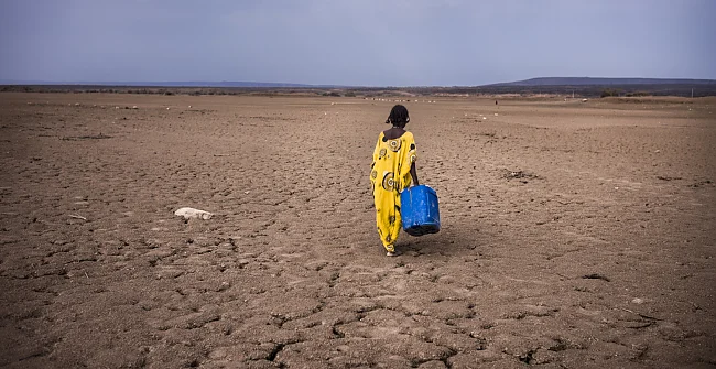 Eli Dar, Afar region. A girl, Fatima, walks with a water container. | © UNOCHA/Liz Loh Taylor