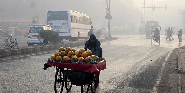Ein Obstverkäufer in New Delhi, Indien, Januar 2026 | &copy; Subrata Biswas, Greenpeace