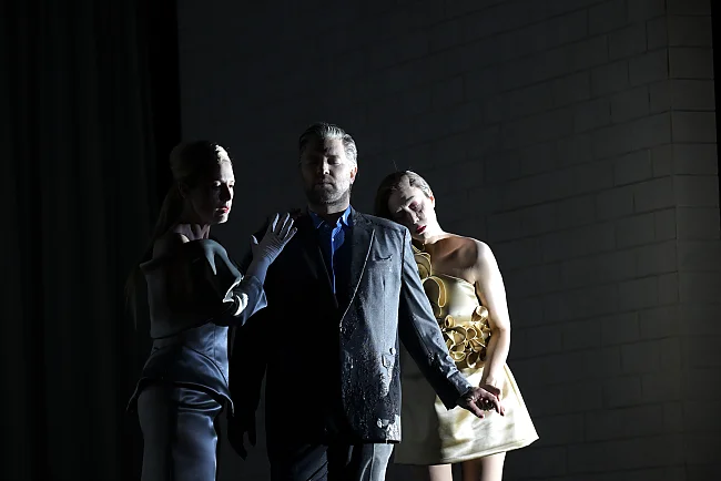 Frankfurter Erstaufführung, v.l.n.r. Anna Gabler (Vérité), Domen Križaj (Guercœur) und Bianca Andrew (Bonté)  | © Barbara Aumüller