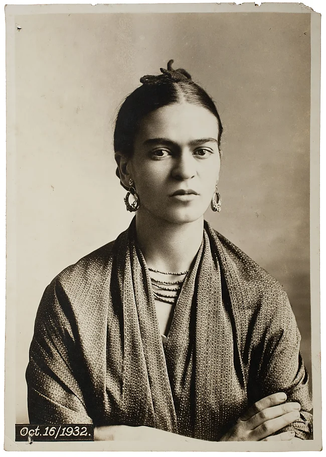 Frida Kahlo, fotografiert von Guillermo Kahlo, 1932 | © Diego Rivera & Frida Kahlo Archives, Bank of Mexico, Treuhänder im Diego Rivera and Frida Kahlo Museum Trust