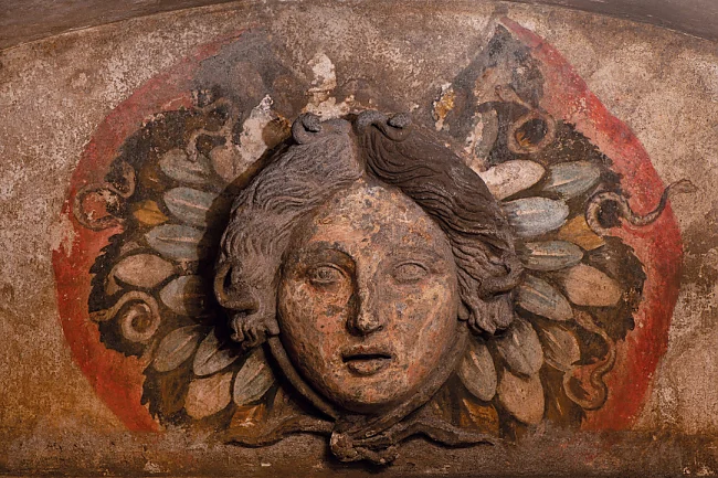 Gorgoneion in der Grabkammer C im „Ipogeo dei Cristallini“ | © Liebieghaus Skulpturensammlung
