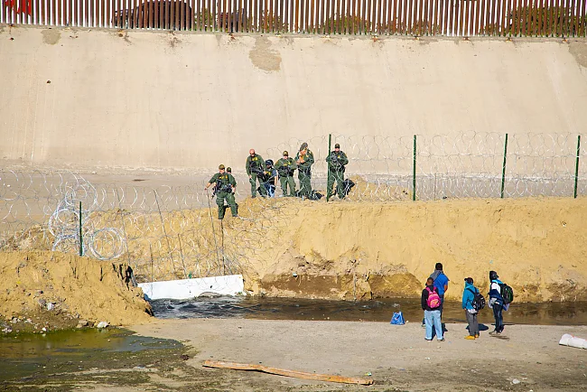 Migranten nahe der Grenze zwischen den USA und Mexiko in Tijuana, Mexiko, am 26. November 2018. | &copy; Foto: Humberto Chávez/Unsplash
