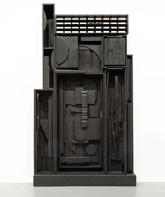 Louise Nevelson, Night Sun I, 1959, Privatsammlung, Courtesy Gió Marconi, Mailand | © VG Bild-Kunst, Bonn 2024, Foto: Fabio Mantegna