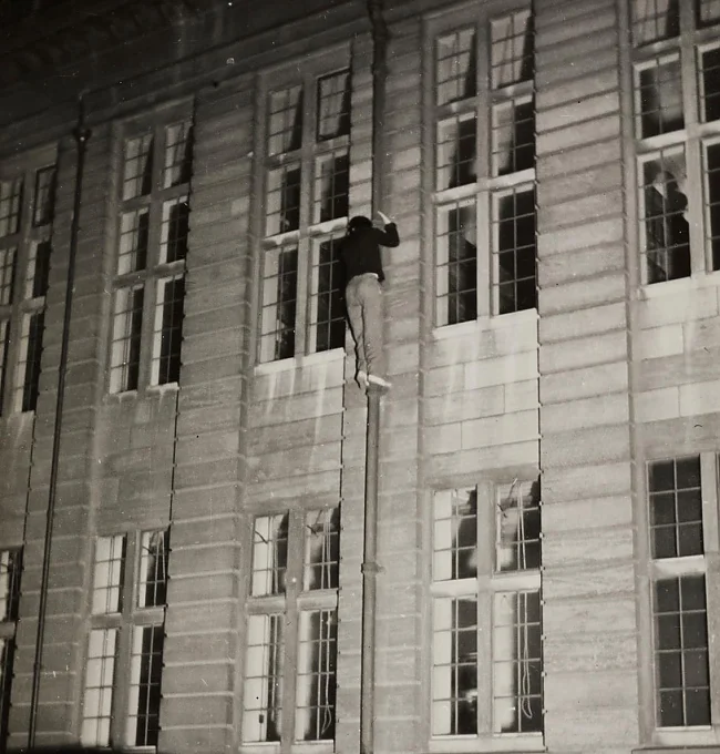 The Night Climbers of Cambridge: Untitled, 1930s (Detail), MMK - MUSEUM FÜR MODERNE KUNST | © Thomas Mailaender, Foto: Axel Schneider 