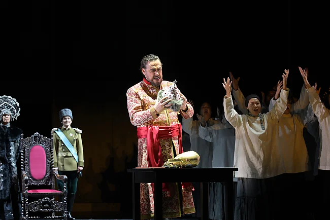 Oper Frankfurt, Alexander Tsymbalyuk (Boris Godunow) und Ensemble | © Barbara Aumüller