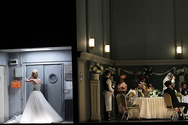 Oper Frankfurt v.l.n.r. Teona Todua (Fiordiligi) und Ensemble  | © Barbara Aumüller