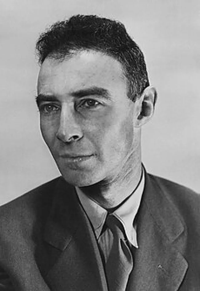 Robert Oppenheimer (ca. 1944) | © wikimedia commons