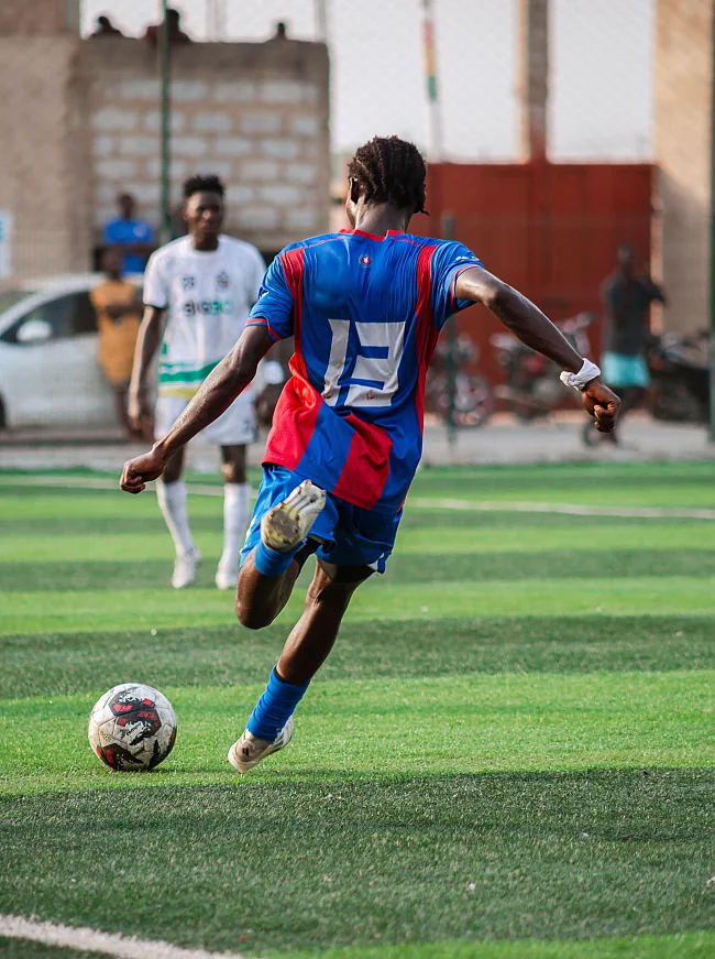 Jugendfußballspieler Kickt Ball Auf Feld | &copy; Alfredo Dacosta (Pexels)