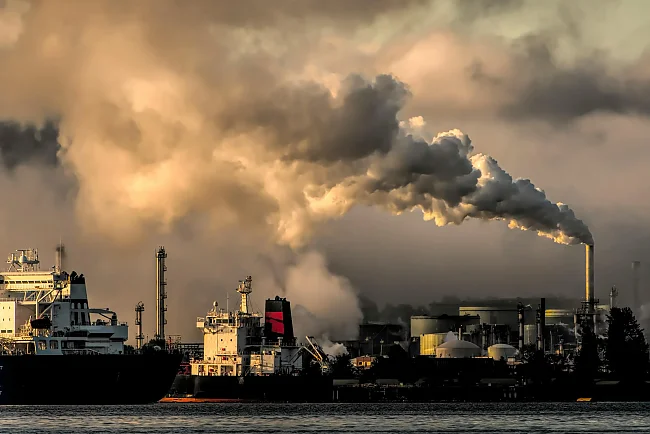 Ein Rauchabzug aus industriellen Abgasrohren | © Chris LeBoutillier/Pexels