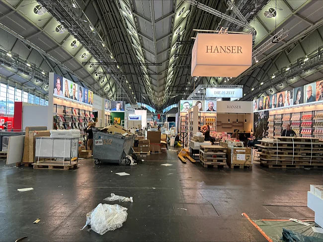 Hinter den Kulissen (Buchmesse Frankfurt 2024) | © Liam Grunsky