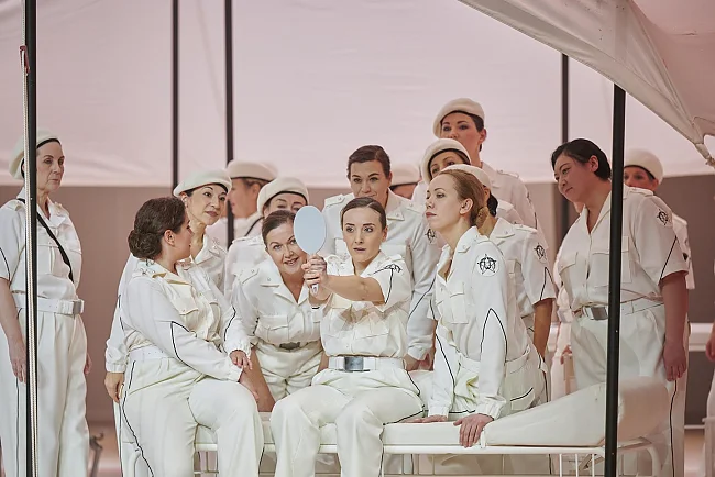 Rachael Wilson (Juditha), Stine Marie Fischer (Holofernes), Chor der Staatsoper Stuttgart | © Martin Sigmund