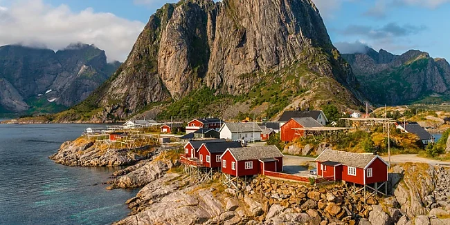 Ein Blick auf Skandinavien und seine umweltfreundlichen Unterkünfte an der Küste in der Nähe von Hamnøy auf den Lofoten, Norwegen | &copy; Wirestok.webp