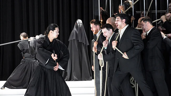 Elza van den Heever (Turandot; verhüllt im Hintergrund), Ensemble | &copy; Bernd Uhlig