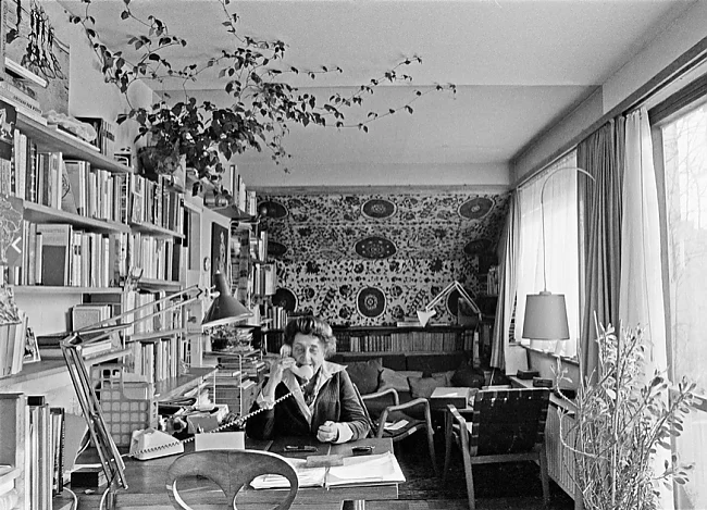 Margarete Schütte-Lihotzky in ihrer Wohnung, 1981 | © Foto: Margherita Spiluttini