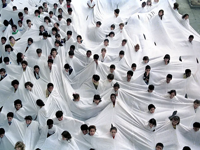 Lygia Pape: Divisor (Divider), 1968, Performance, Rio de Janeiro 1990 | © Projeto Lygia Pape / Paula Pape