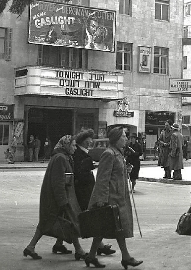 Kino am Zion-Platz in Jerusalems Jaffa Straße 1945 | © wikimedia commons