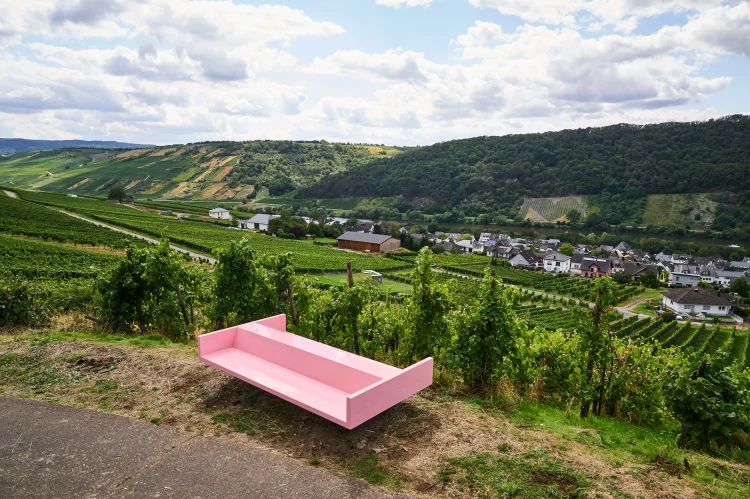 COUNTRY SITE SPECIFIC. Stefan Kern: Steinstrasse, Aluminium lackiert, 3 x 1,4 m | © Foto: Claudia Höhne, Weinberg, Neumagener Engelgrube