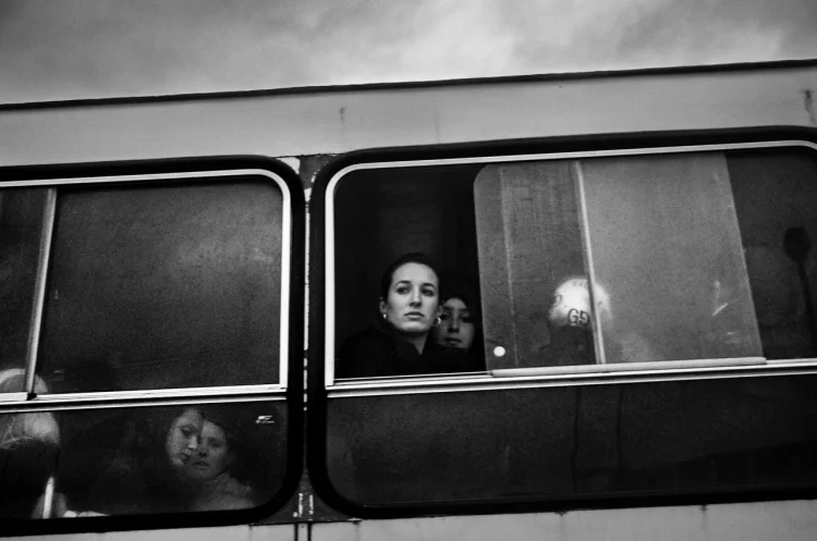 Ferhat Bouda: In einem Bus mit Studentinnen an der Universität Tizi-Ouzou. Viele Studentinnen und Studenten, die ihre Zukunft nach dem Studium in Europa oder Amerika sehen. Tizi-Ouzou, 2009 | © Foto: Ferhat Bouda / Agence VU · Courtesy the artist