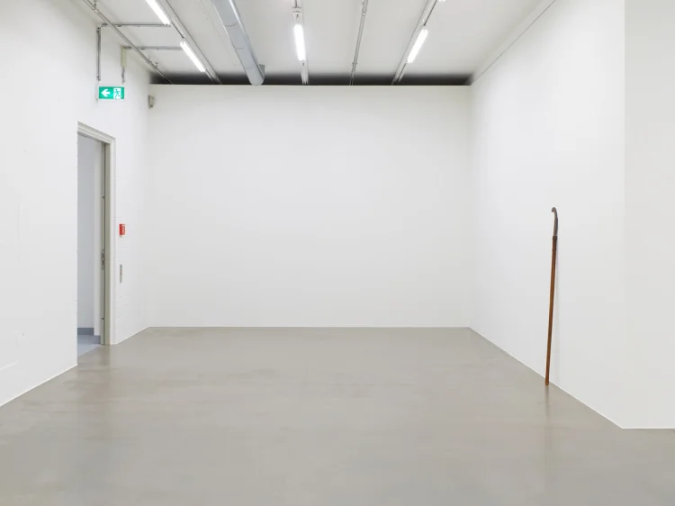 Hippe, Cameron Rowland, Amt 45 i, Ausstellungsansicht, MMK TOWER, Frankfurt a.M. 2023 | © Foto: MMK