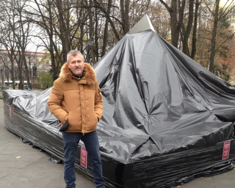 Gļebs Panteļejevs vor seinem „Monument to the Colonel Oskaram Kalpakkam“, die er aus Protest gegen die Steuerreform verhüllt hat (https://lv.glebspantelejevs.lv). | © Foto: Line Krom