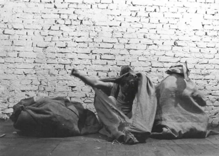 Keller - Kutscher – Schmitz, Sack O Sacks Sacks Theater, Performance 2. Ersatzkunstausstellung 1977 und Kunsthalle Darmstadt, Garuda Festival 1978, Still, Performance, Dauer: ca. 15 Min.