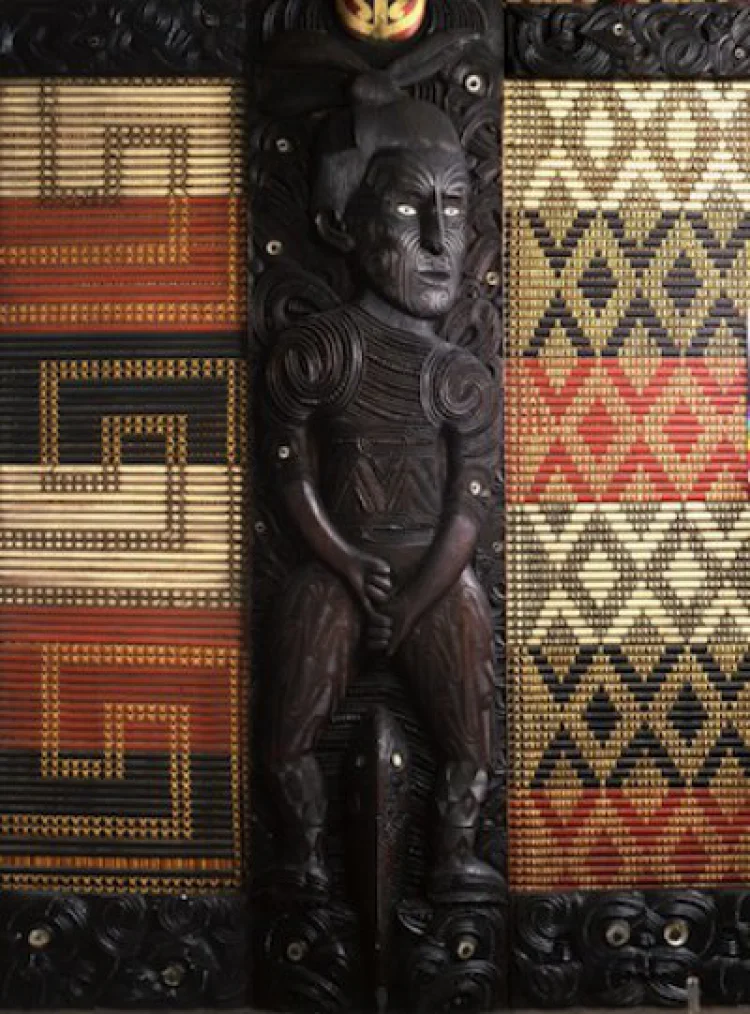 	  Projekt „Maori. Südsee. Geheimnisse entdecken“, 2012: „Te ika a Maui“ – Holzpaneel aus „Rauru“ – Dargestellt ist der Kulturheros Maui beim „Angeln“ nach der Nordinsel Neuseelands; Geschnitzt von Tene Waitere, 1898/99 | © Foto: Foto: Brigitte Saal