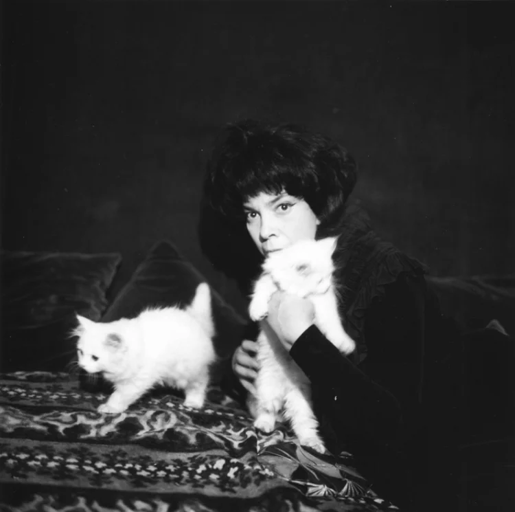 Paul Almasy: Malerin Leonor Fini mit Katzen, Paris, 1958, Gelatine Silber Print, 30,5 x 40,5 cm   | © Foto: Provenienz Nachlass