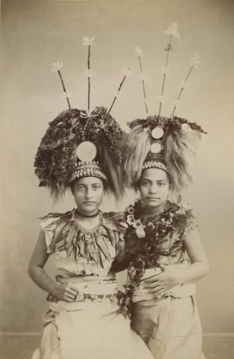 Ausstellung „Samoa – Perle des Pazifiks“ (2013): Zwei Mädchen mit Tuiga-Kopfschmuck, Samoa | © Foto: Fotoarchiv, Museum für Völkerkunde Hamburg