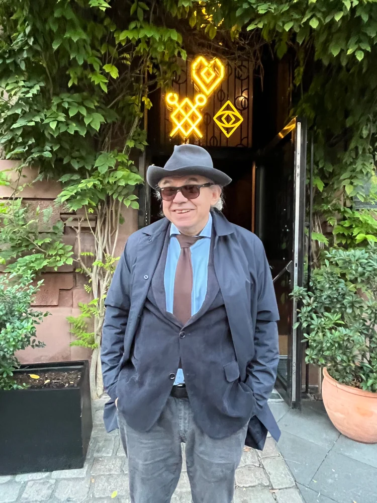 Artur Becker vor dem Hotel Libertine | &copy; Foto: Artur Becker