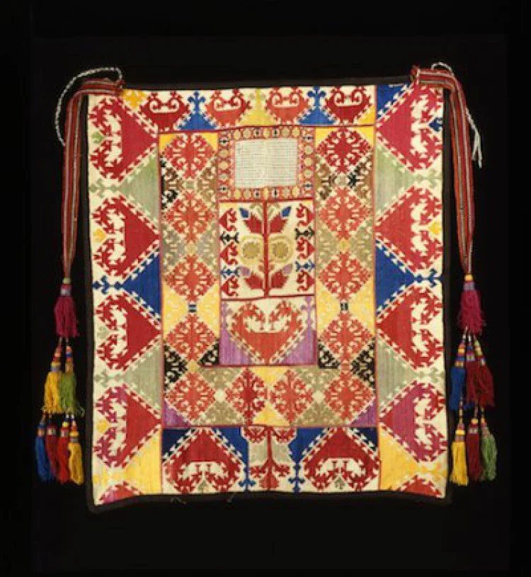 Gesichtsschleier Pamir-Kirgisen, Chingob-Tal, Tadschikistan, Ende 19.Jh. Baumwolle, Seide Sammlung Rickmers, 1913 © Staatliche Museen zu Berlin | © Foto: Foto: Claudia Obrocki