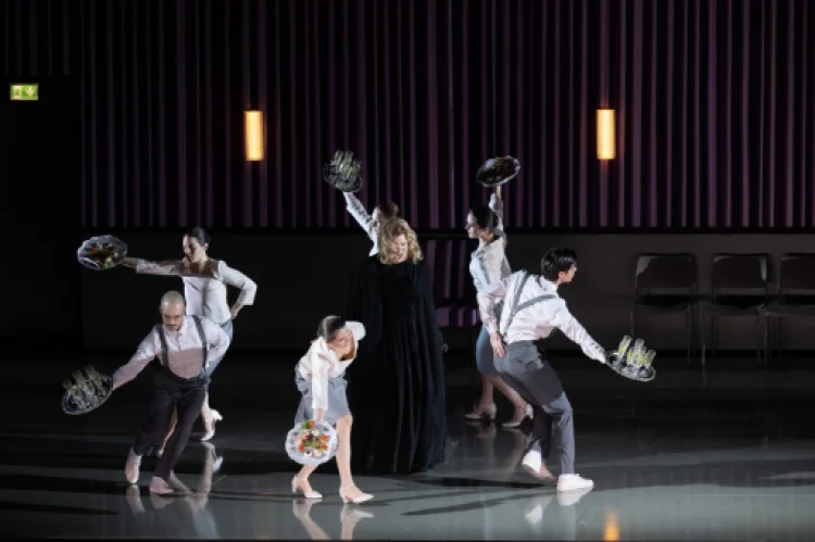 Aile Asszonyi (Elektra) umringt von Tänzer*innen | © Foto: Monika Rittershaus/Oper Frankfurt