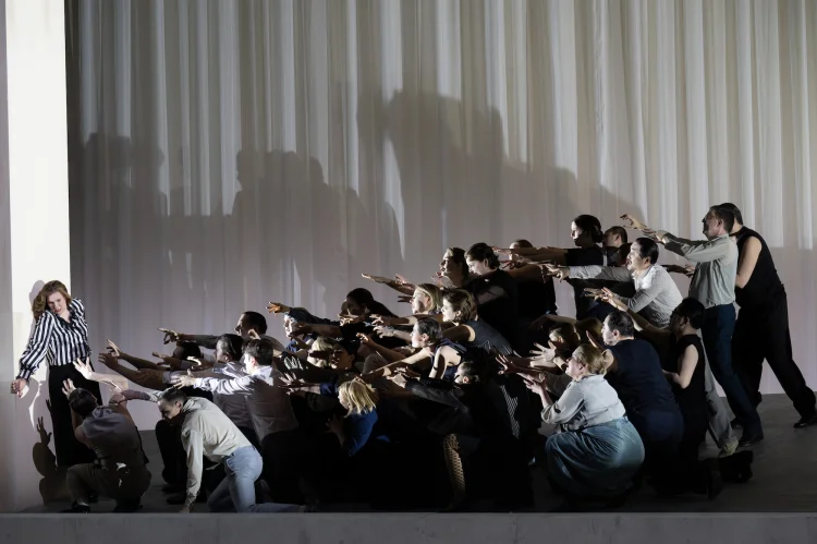 Anthony Robin Schneider (Hercules; vorne liegend) und Chor der Oper Frankfurt | © Foto: Monika Rittershaus/Oper Frankfurt